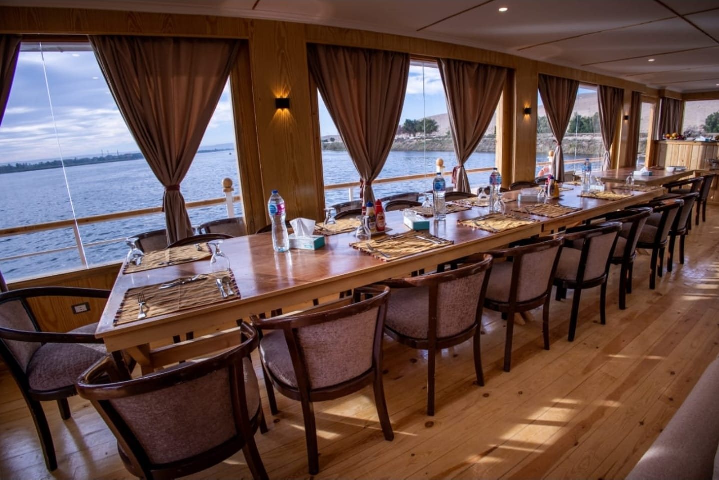 Comedor panorámico de la dahabiya Akhenaton