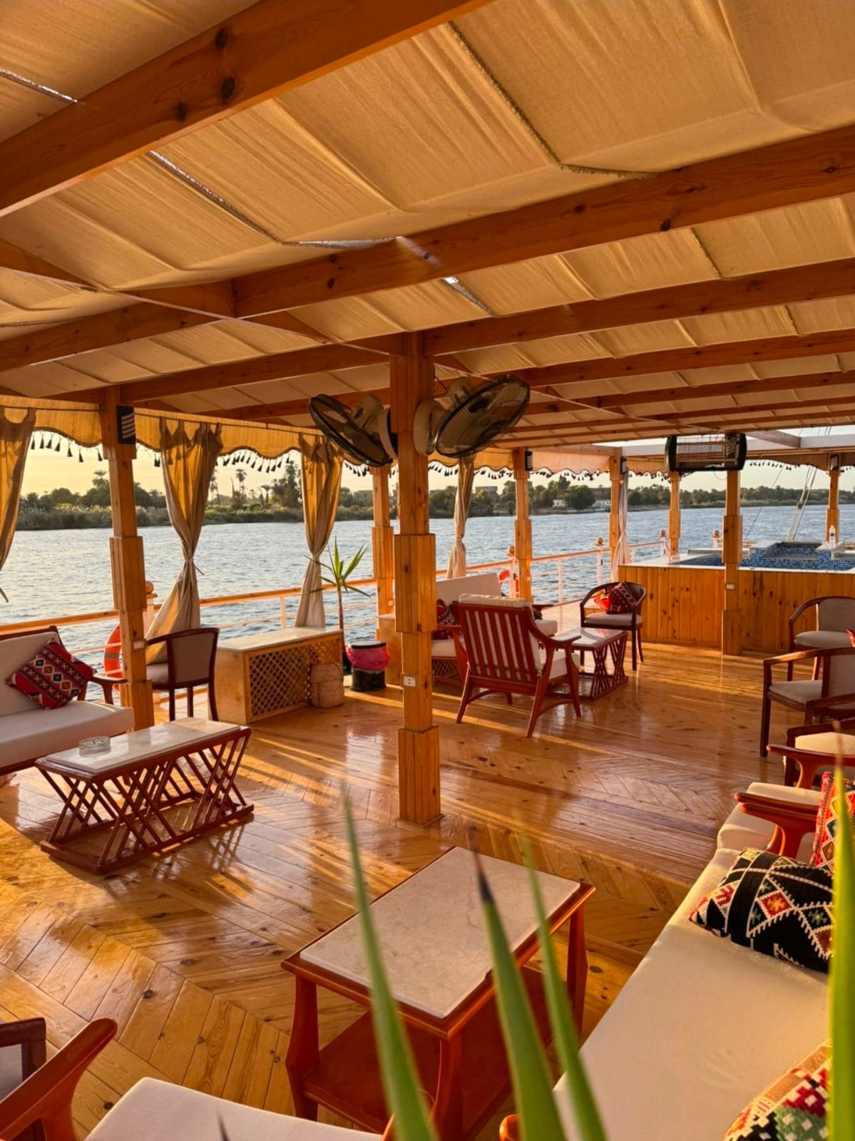 Terraza y salón en la cubierta de la dahabiya Akhenaton