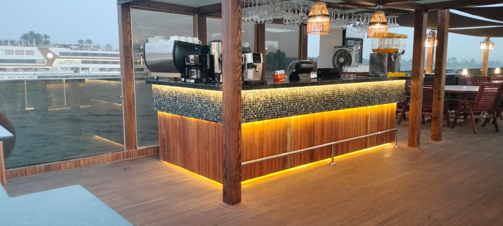 Bar iluminado en la cubierta de la dahabiya Iris
