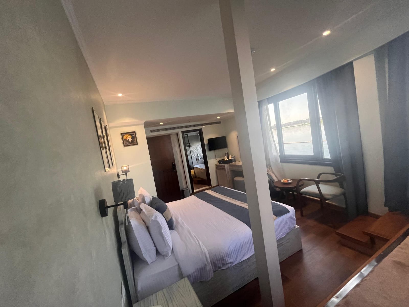 Camarote con cama de matrimonio a bordo de la dahabiya Iris