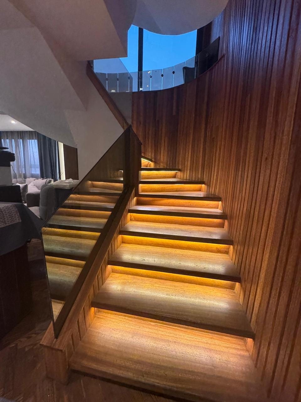 Escalera de madera iluminada a bordo de la dahabiya Iris