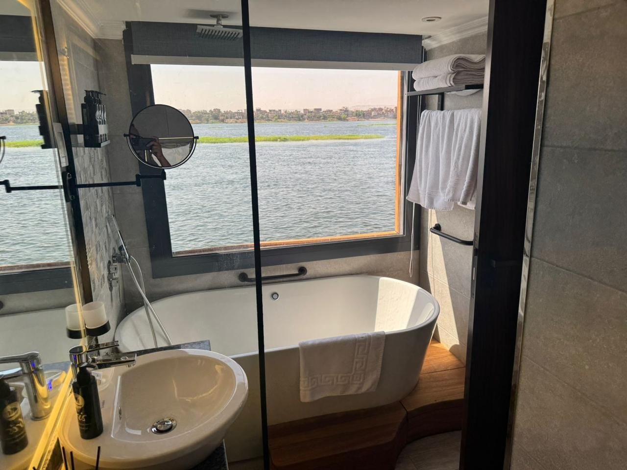 Cuarto de baño con bañera y vistas al Nilo a bordo de la dahabiya Iris