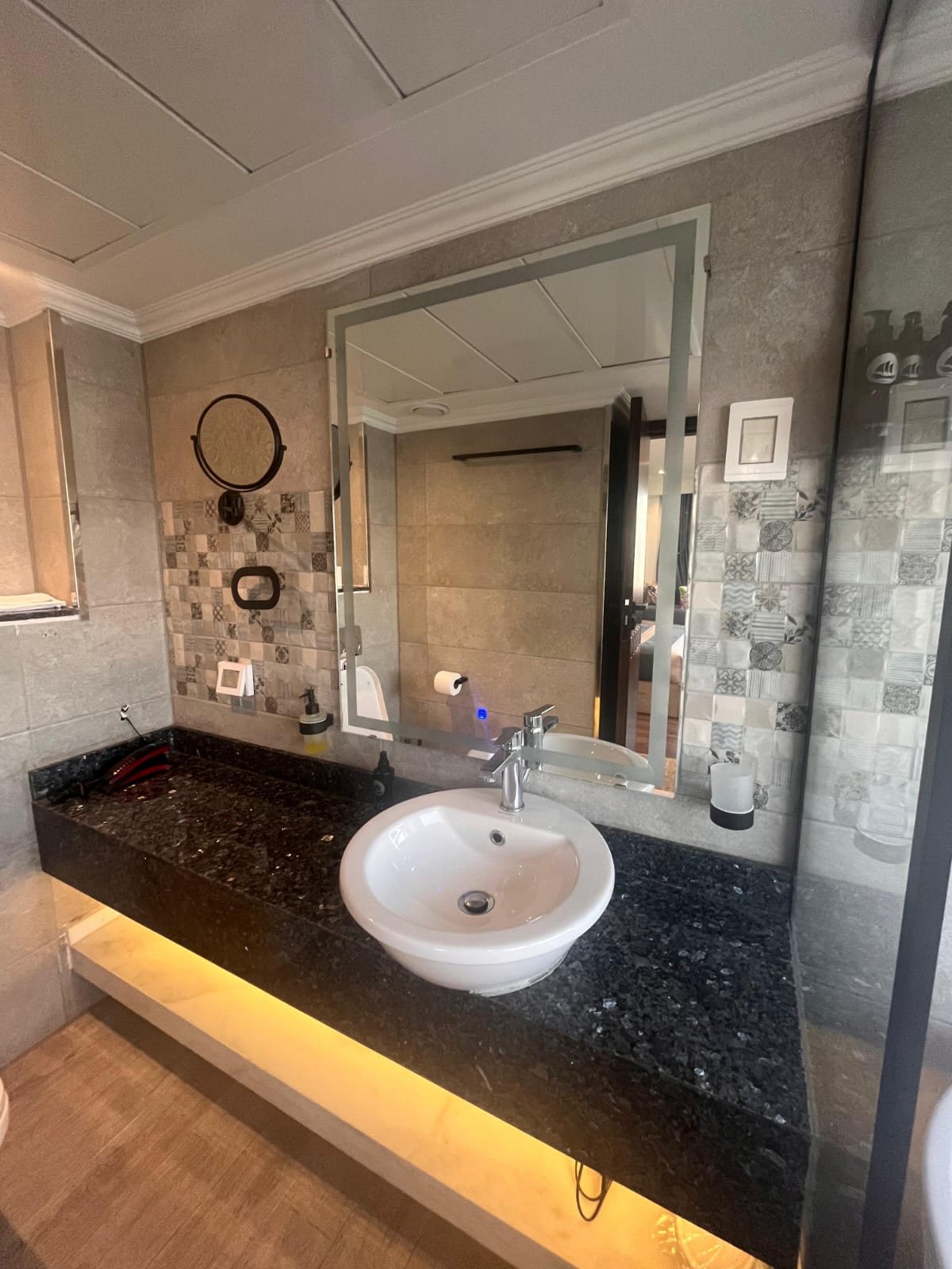 Lavabo y espejo de un baño de la dahabiya Iris