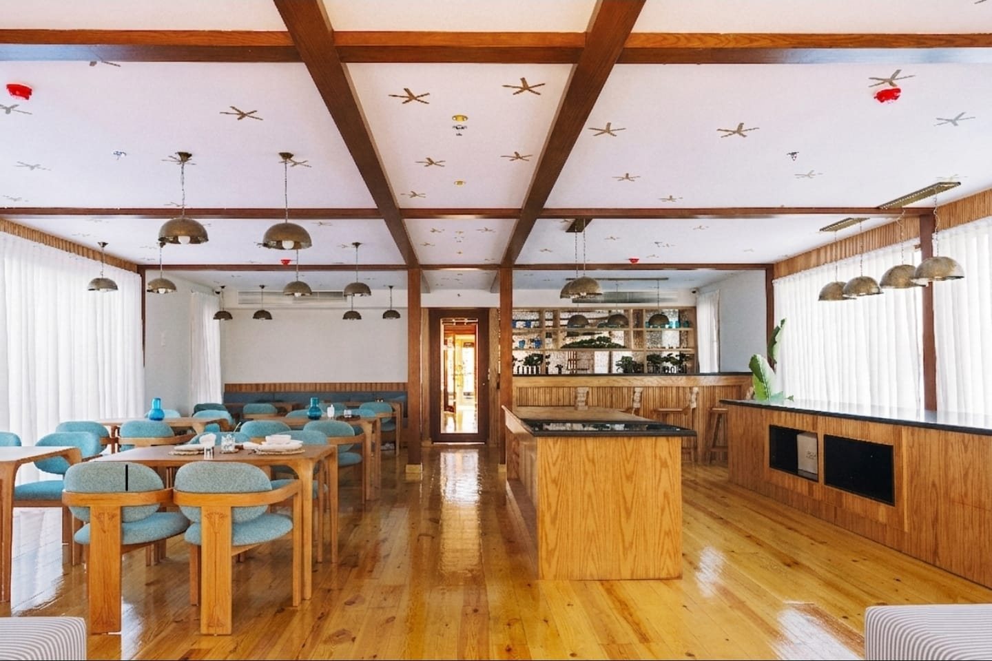 Zona de restaurante y bar de la dahabiya Per-ba