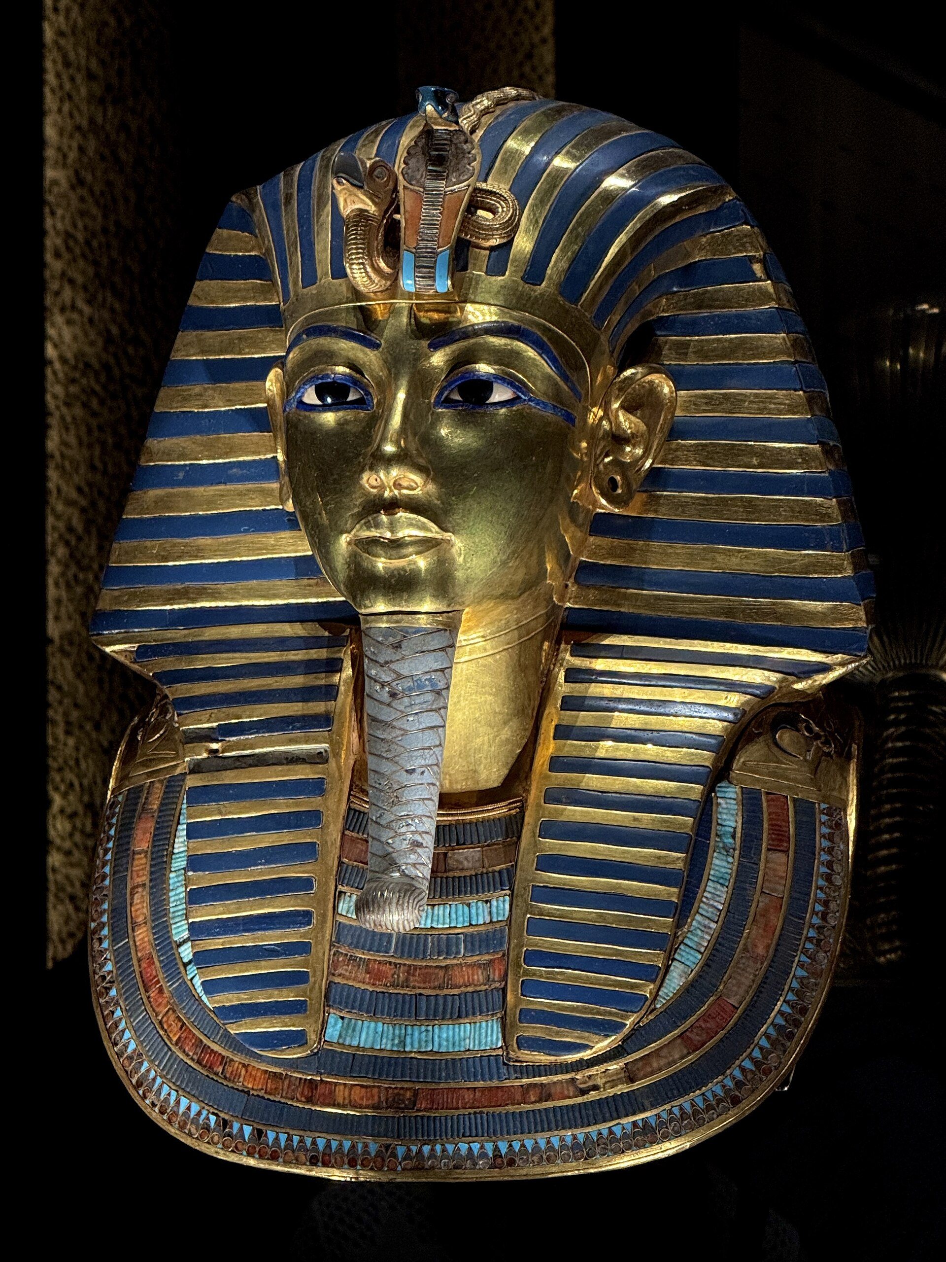 La máscara de oro de Tutankamón, hoy en el Gran Museo Egipcio (foto: Dawid Wdowczyk, CC BY 4.0)