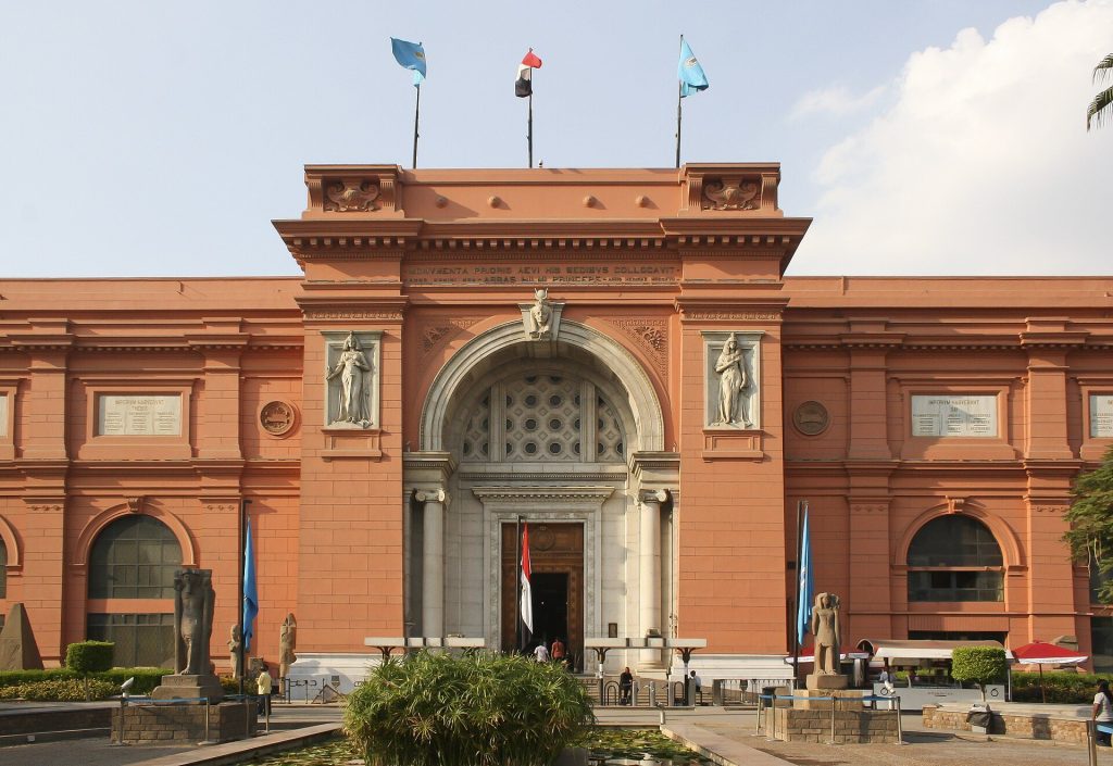 La façade rouge du musée égyptien du Caire, place Tahrir