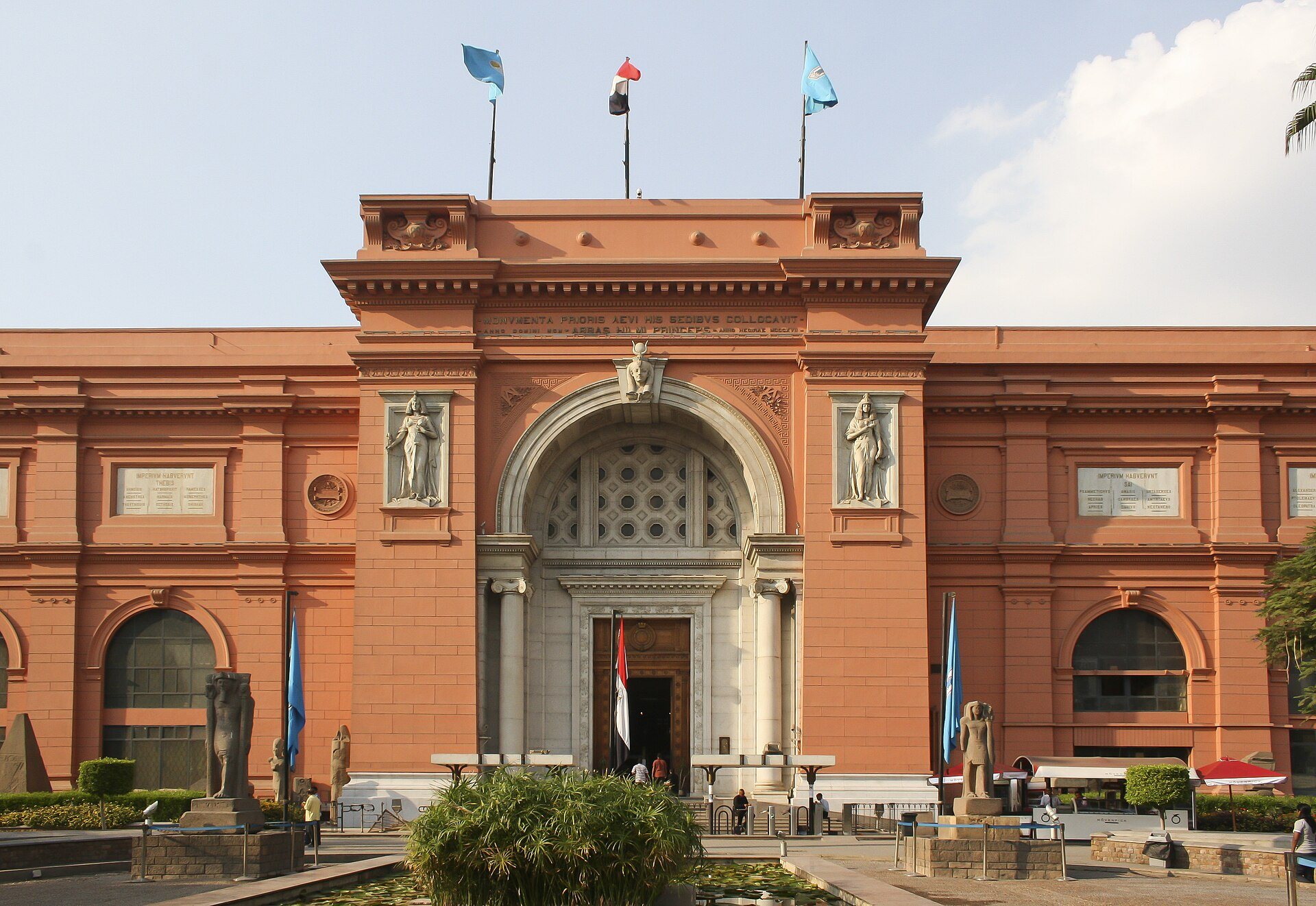 Fachada del Museo Egipcio de El Cairo en la plaza Tahrir (foto: Diego Delso, CC BY-SA 3.0)