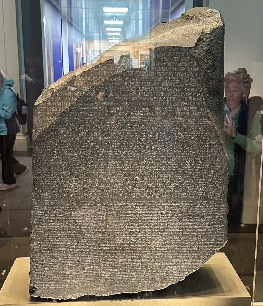 La piedra de Rosetta expuesta en el Museo Británico