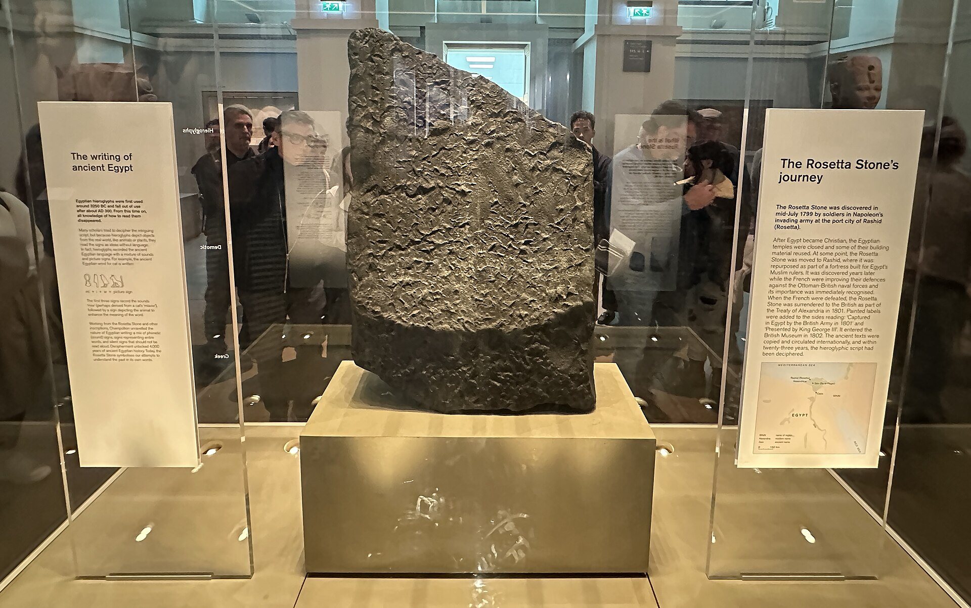 La vitrina de la piedra de Rosetta en el Museo Británico (foto: APK, CC BY 4.0)