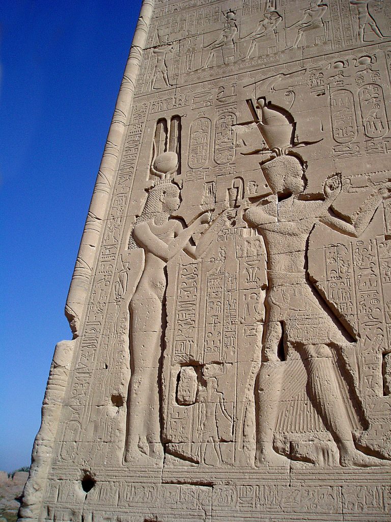 Relieve de Cleopatra VII y su hijo Cesarión en la pared trasera del templo de Hathor en Dendera