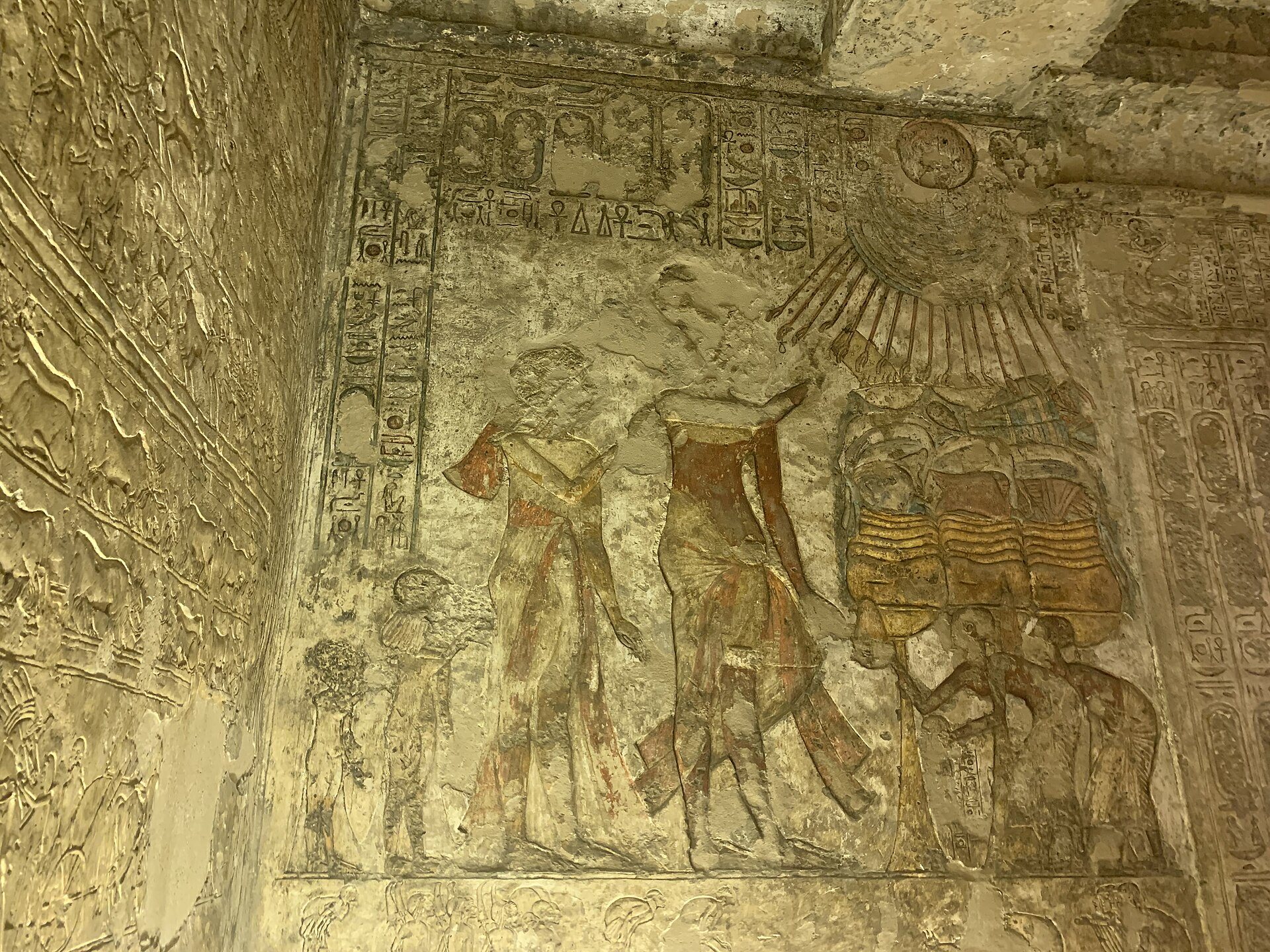 Relieve de la tumba de Meryre en Amarna con los rayos de Atón (foto: Ankeset, CC BY-SA 4.0)