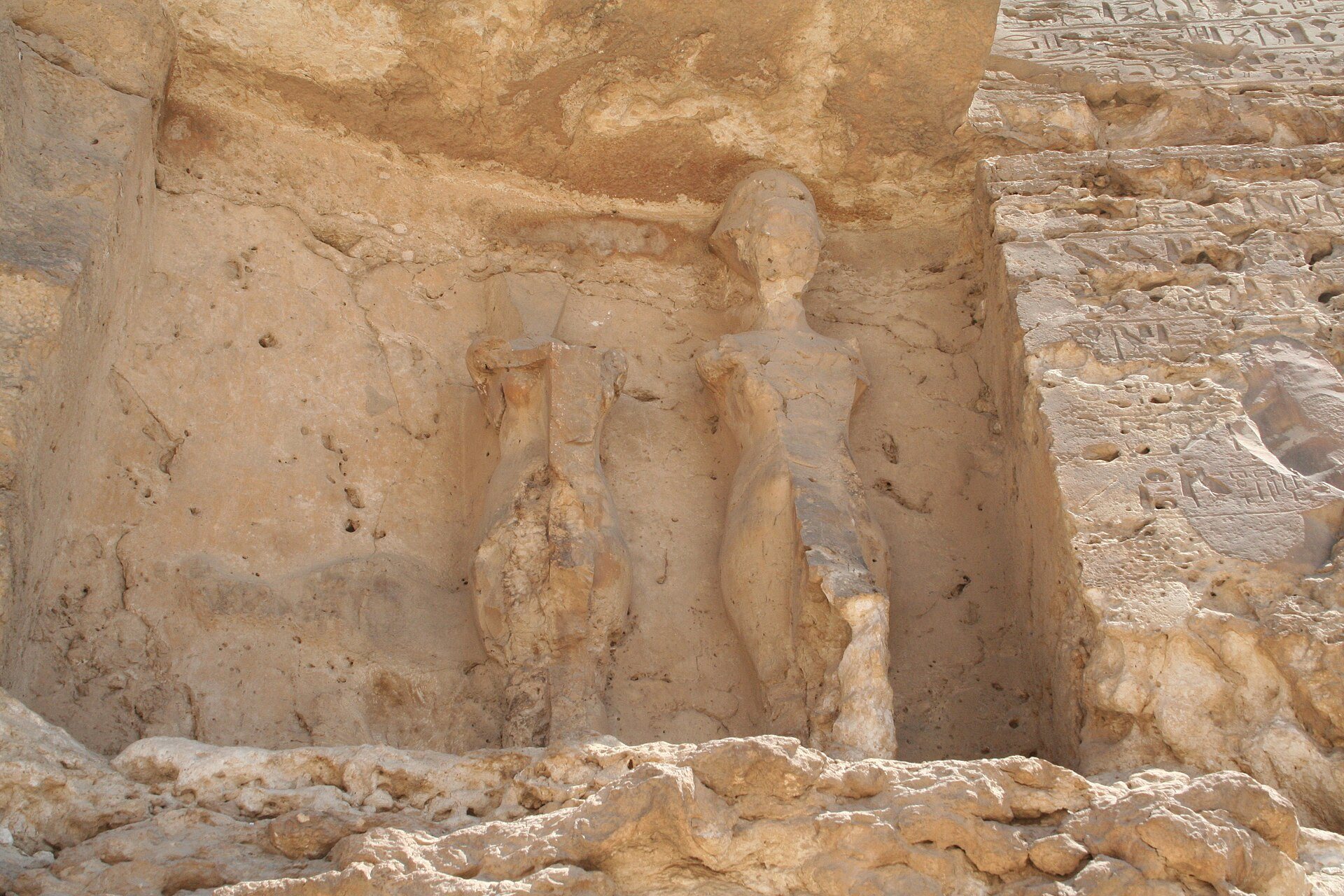 Stèle-frontière U d'Amarna, taillée dans la falaise avec les statues d'Akhenaton et de sa famille (photo : Einsamer Schütze, CC BY-SA 3.0)