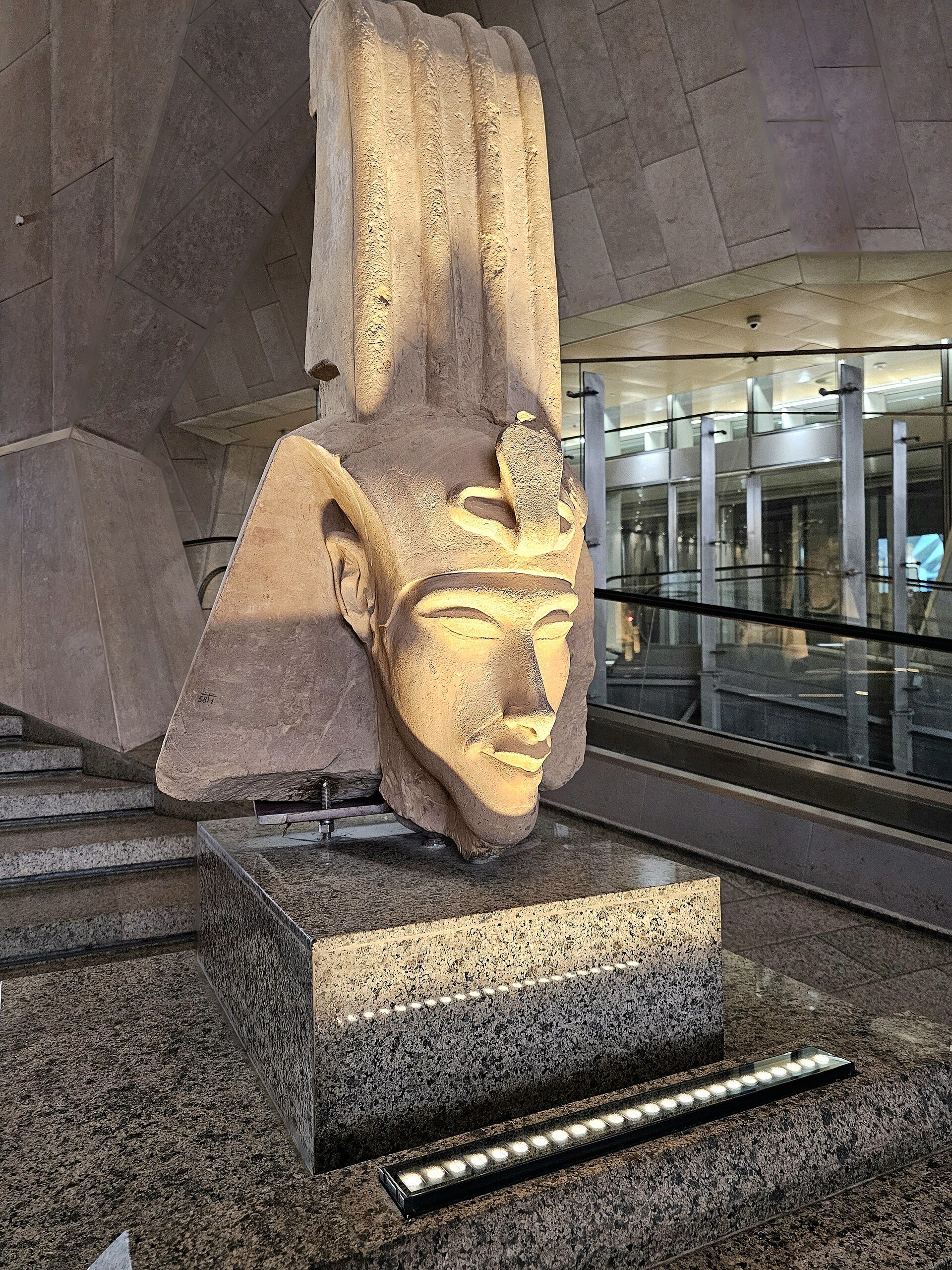 Tête d'Akhenaton exposée sur le grand escalier du Grand Musée Égyptien (photo : Richard Mortel, CC BY 2.0)