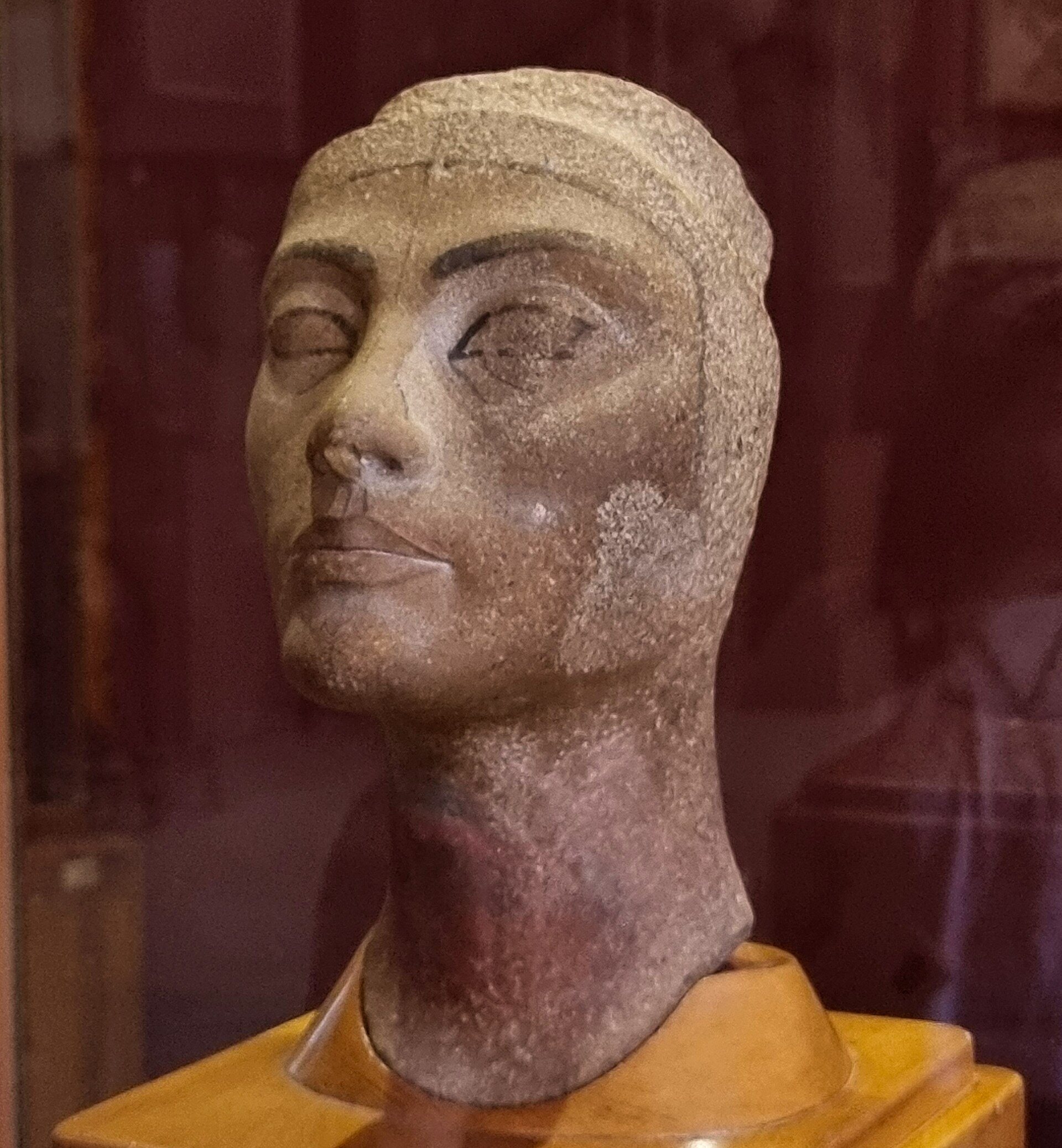 Tête inachevée de Néfertiti trouvée à Tell el-Amarna, au Musée égyptien du Caire (photo : Prof. Mortel, CC BY 2.0)